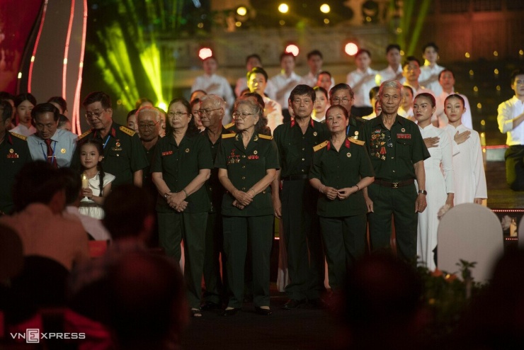 Nước mắt trong đêm tưởng niệm liệt sĩ ở công viên Lê Thị Riêng - 15