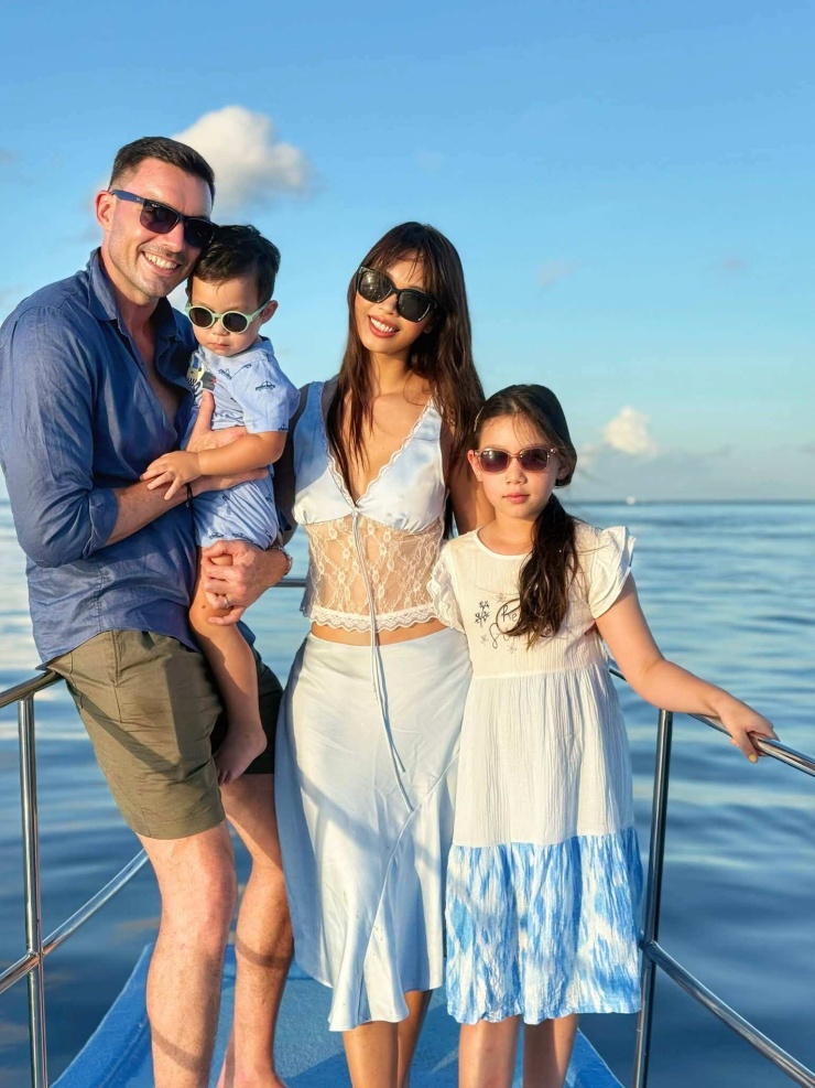 Khoảnh khắc 'tuyệt đối điện ảnh' của gia đình siêu mẫu Hà Anh ở Maldives - 1