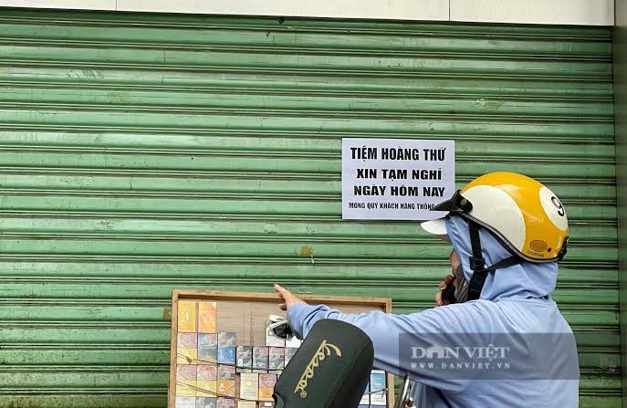 Khách tìm đến cửa hàng kim cương Hoàng Thứ nhưng đóng cửa nhiều ngày qua. Ảnh: Hồng Phúc