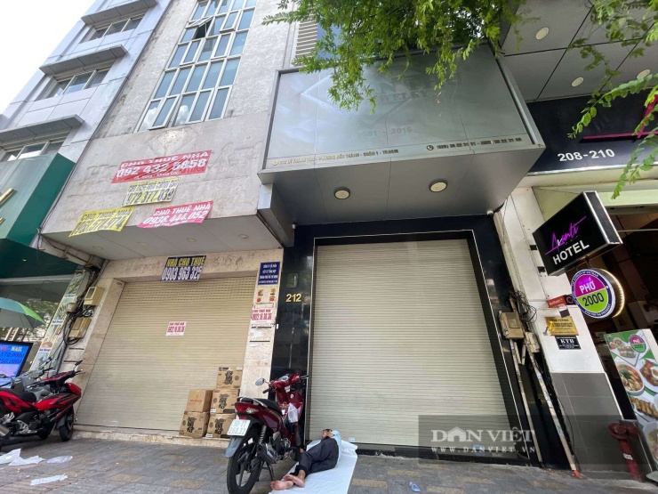 Một số cửa hàng kim cương còn tháo bảng hiệu. Ảnh: Hồng Phúc