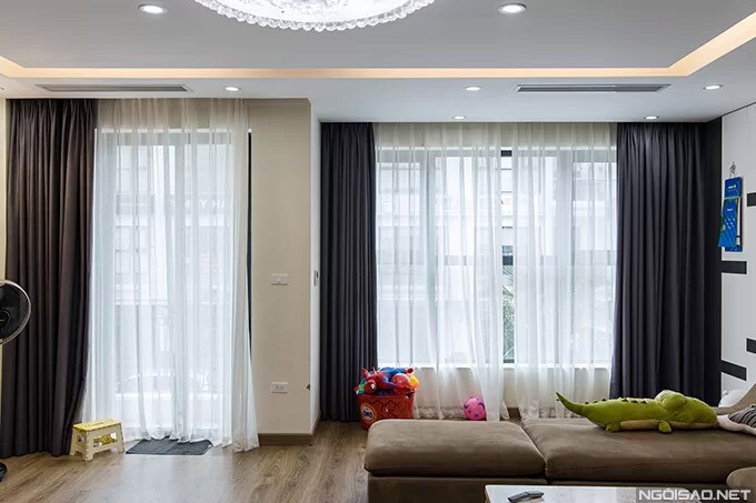 Những ô cửa kính rộng lớn giúp căn phòng lúc nào cũng tràn ngập ánh sáng tự nhiên.