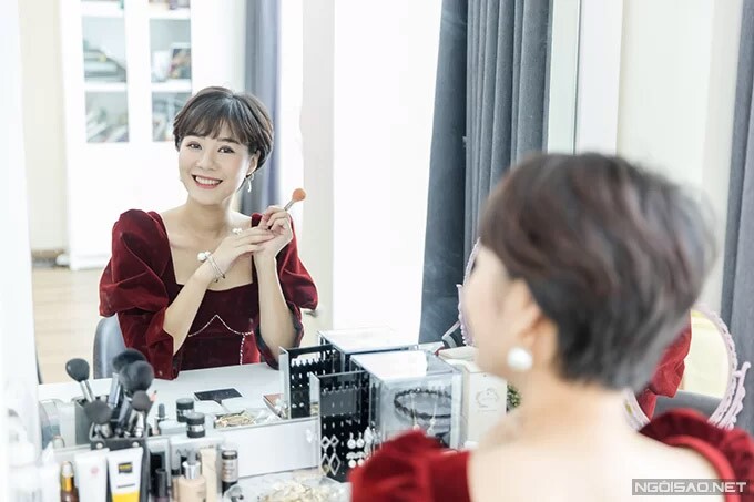 Bàn trang điểm là nơi Hoàng Kim Ngọc dành nhiều thời gian nhất. Cô kinh doanh trong lĩnh vực mỹ phẩm nên rất chú ý đến việc chăm sóc da và giữ gìn hình ảnh.