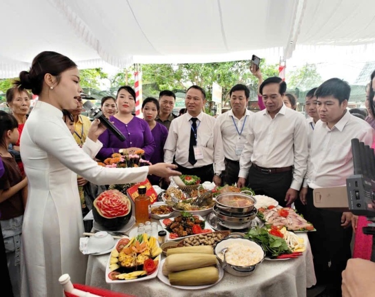 Vào dịp nghỉ lễ 30/4-1/5, xã tổ chức Lễ hội cá trắm sông Son nhằm quảng bá thương hiệu, kết nối tiêu thụ sản phẩm và tôn vinh những hộ nuôi cá tiêu biểu. Ảnh: UBND xã Phong Nha