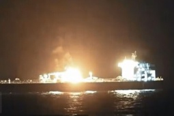 Tàu chở dầu phát nổ ở eo biển Hormuz khi đi chệch tuyến đường Iran quy định