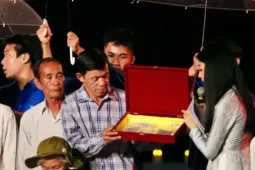 Gần 60 năm đợi chờ, người vợ chưa cưới nghẹn ngào đón di vật liệt sĩ Huỳnh Văn Quên
