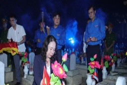 Hàng vạn người thắp sáng ngọn nến tri ân tại nghĩa trang liệt sĩ Việt - Lào