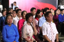 Rơi nước mắt giây phút trao kết quả giám định ADN cho thân nhân 7 liệt sĩ