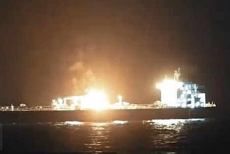 Tàu chở dầu phát nổ ở eo biển Hormuz khi đi chệch tuyến đường Iran quy định