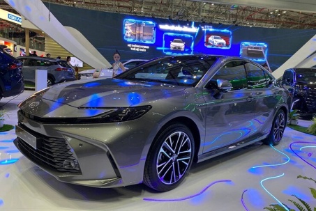 Mẫu sedan được nhiều doanh nhân yêu thích nay còn hấp dẫn hơn với công nghệ hybrid