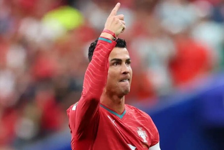 Ronaldo chia tay sân cỏ, đóng vai chính phim dài tập phơi bày sự thực về bóng đá Anh