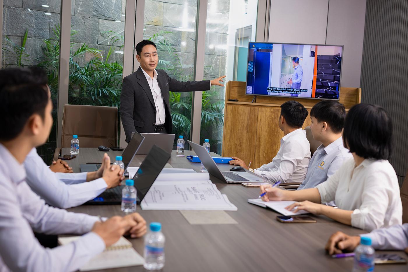 Đội ngũ Hưng Phú Thịnh trao đổi phương án triển khai dự án