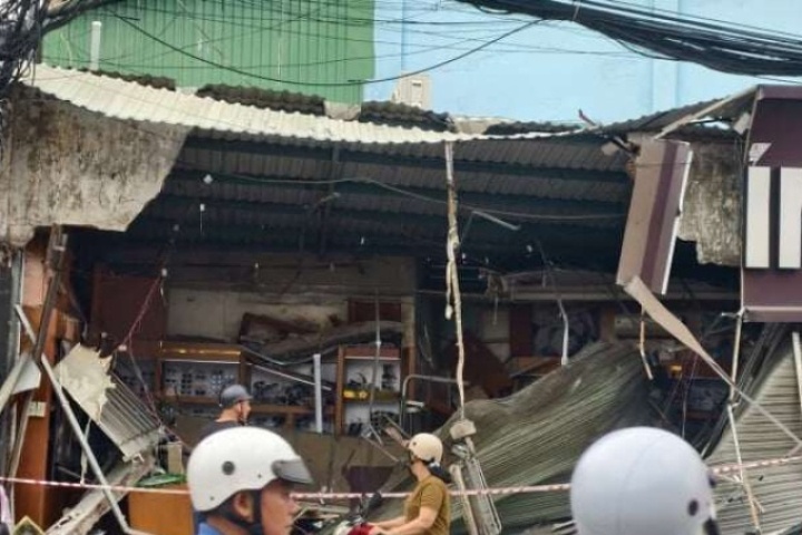 Xe ben tông sập cửa hàng kính mắt giữa đêm, gia đình 4 người thoát chết trong gang tấc