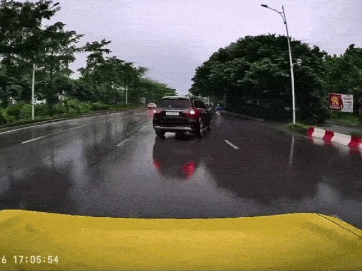 Clip: Ô tô Mercedes chuyển làn ẩu, bị xe máy húc vào đuôi