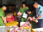 Phát hiện gần một tấn thịt heo, đùi gà hôi thối