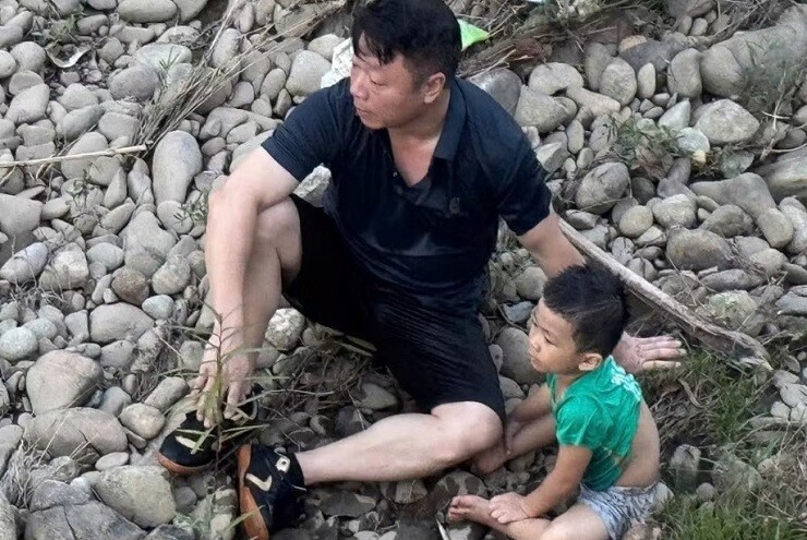 Phó Chủ nhiệm Ủy ban Kiểm tra Đảng ủy xã cứu cháu bé giữa dòng nước xiết
