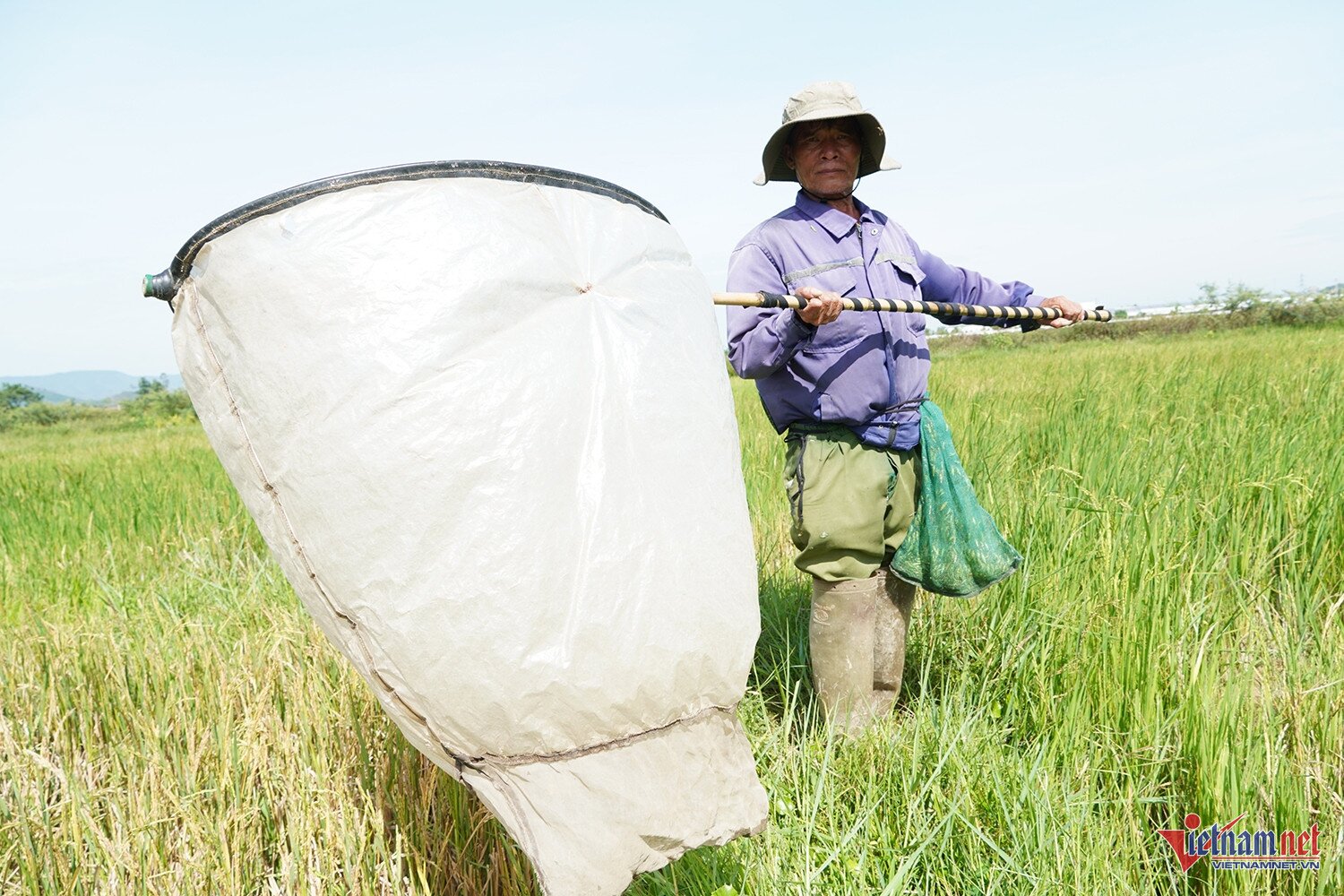 Dụng cụ săn bắt cào cào khá đơn giản, làm từ nilon, lưới thưa. Ảnh: T.T