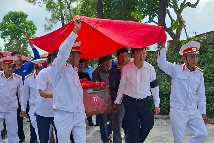 Chính quyền địa phương tổ chức an táng hài cốt liệt sĩ Tư và Năm tại nghĩa trang liệt sĩ Nghi Lộc, sáng 25/7. Ảnh: Hùng Lê