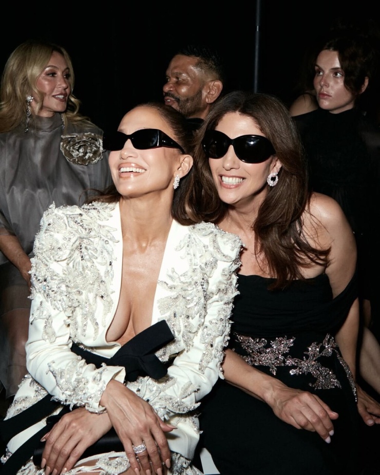 Jennifer Lopez rực rỡ đón tuổi 57 trên đất Âu - 2