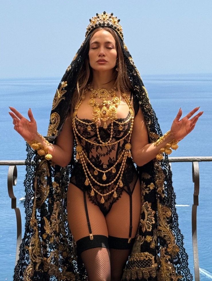 Jennifer Lopez rực rỡ đón tuổi 57 trên đất Âu - 8
