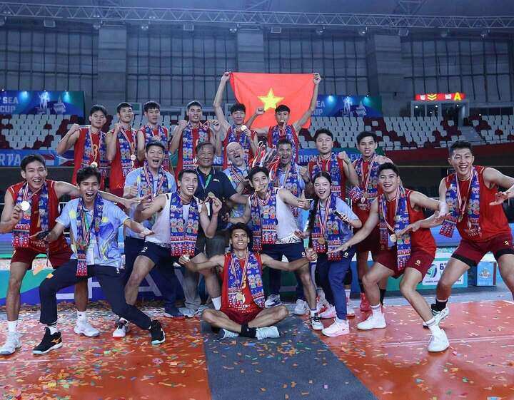 Đội tuyển bóng chuyền nam Việt Nam lần đầu giành chức vô địch SEA V Cup. (Ảnh: VFV)