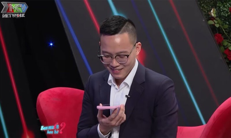 Hoàng Đạt gọi điện về hỏi ý kiến bố về chuyện hẹn hò với một cô gái ở xa nhà. Ảnh cắt từ clip&nbsp;