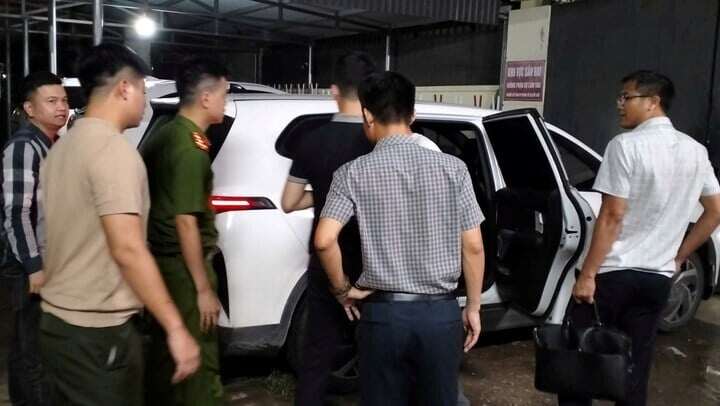 Phòng Quản lý xuất nhập cảnh Công an TP Hải Phòng và Cơ quan CSĐT Công an tỉnh Hà Tĩnh dẫn giải nghi phạm.
