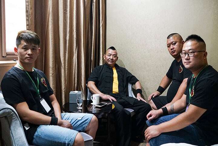 Tào Đình Hữu và các học trò. (Ảnh: Sina)
