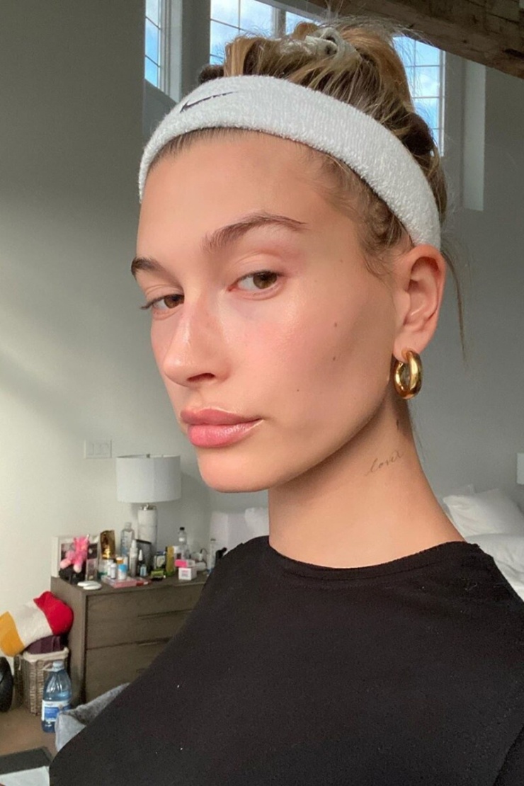 Hailey Bieber được xem là một trong những gương mặt truyền cảm hứng cho Quiet Beauty khi trang điểm tối giản, giữ làn da căng bóng khỏe mạnh và phong cách làm đẹp tôn đường nét tự nhiên. Ảnh: Instagram haileybieber