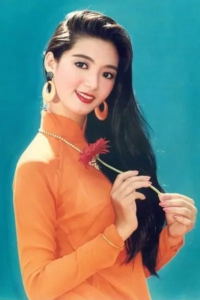 Hoa hậu Thanh Xuân được khán giả biết đến sau đoạt Hoa hậu Điện ảnh 1992 (còn gọi là Hoa hậu Văn Thánh). Năm 1994, cô tiếp tục đoạt giải Á hậu Thời trang TP HCM và Á hậu Thời trang châu Á. Sau loạt danh hiệu, cô hoạt động năng nổ trong lĩnh vực thời trang, cùng thời với các người đẹp như Diễm Hương, Việt Trinh, Diễm My, Lý Thu Thảo. Những năm đầu thập niên 1990, nhiều người gọi Thanh Xuân là "Nữ hoàng ảnh lịch" hay "nàng thơ" của nhiều nhiếp ảnh gia có tiếng bấy giờ. Năm 1996, hoa hậu kết hôn với đại sư Nam Anh của phái Vịnh Xuân, sau đó theo chồng sang Canada định cư. Tuy nhiên, họ quyết định ly hôn sau nhiều năm chung sống. Năm 2003, Thanh Xuân trở về TP HCM sinh sống đến nay. Người đẹp có hai con gồm một trai, một gái.