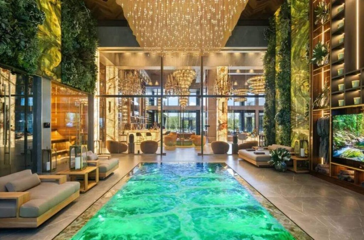 Theo Adzem, phần lớn khách đến xem Villa Skyfall là các doanh nhân sắp nghỉ hưu, muốn tìm một nơi ở riêng tư cho gia đình và thuận tiện tiếp đón bạn bè. Nhờ lợi thế thuế của Florida, dinh thự cũng thu hút nhiều khách từ California, New York, Connecticut, chủ yếu hoạt động trong lĩnh vực tài chính, công nghệ và một số người nổi tiếng. Bà cho biết mức giá chào bán 85 triệu USD có thể lập kỷ lục tại Delray Beach.