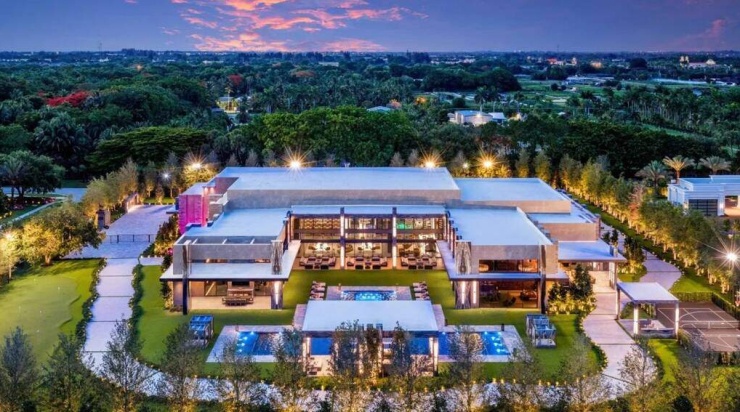 Biệt thự "Villa Skyfall", thuộc khu dân cư Stone Creek Ranch, phía tây Delray Beach (bang Florida), đang được rao bán với giá 85 triệu USD nhằm thu hút giới siêu giàu. Lấy cảm hứng từ loạt phim James Bond, biệt thự có các lối đi bí mật, phòng poker, khu spa phong cách rừng nhiệt đới và khuôn viên riêng rộng hơn 10.100 m2.