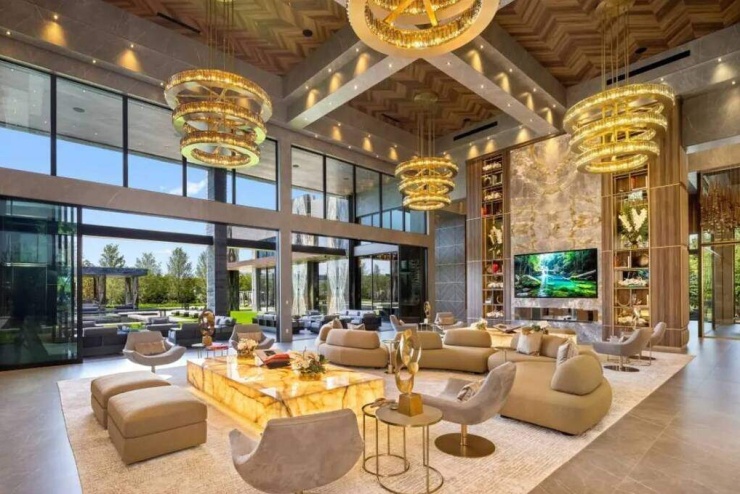 Một góc phòng khách sang trọng trong biệt thự lấy cảm hứng từ James Bond ở Florida. Biệt thự được thiết kế để "khiến các tỷ phú phải choáng ngợp", hướng đến nhóm khách hàng siêu giàu tìm kiếm những dinh thự độc bản.
