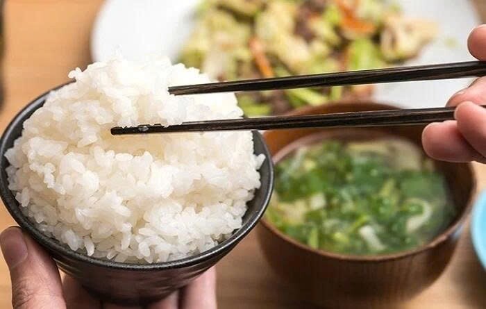 Bữa sáng ăn cơm nóng có gây nặng bụng? - 1