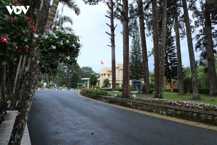 Dinh III Bảo Đại là công trình được khởi công năm 1933 và hoàn thành năm 1938 do kiến trúc sư Pháp Paul Veysseyre cùng KTS Huỳnh Tấn Phát thiết kế. Mang phong cách kiến trúc Tân cổ điển Châu Âu hiện đại, Dinh III vừa là nơi sinh sống, vừa là nơi làm việc chính của vua Bảo Đại cùng Hoàng Hậu Nam Phương và các con giai đoạn 1938-1954.