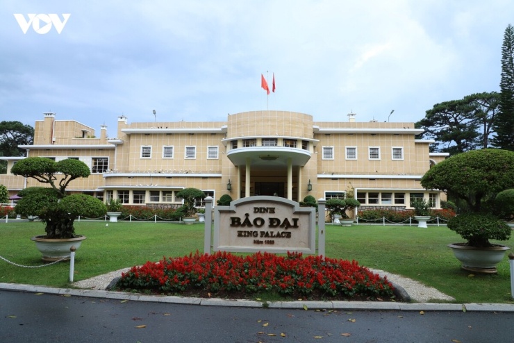 Dinh III Bảo Đại là tòa nhà chính gồm có một tầng hầm, tầng trệt và tầng lầu. Tầng trệt gồm sảnh lớn, phòng tiếp khách và phòng họp; trong khi tầng lầu là nơi bố trí các phòng ngủ. Tòa dinh thự được xây dựng kiên cố bằng gạch đá, mái lợp ngói.