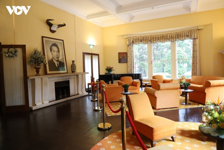 Phòng tiếp khách của Vua Bảo Đại vẫn giữ nguyên những kỷ vật vô giá: chiếc đàn piano gắn liền với Hoàng hậu Nam Phương cùng các công chúa, và cặp sừng min (bò gót / trâu rừng) - chiến lợi phẩm từ chuyến đi săn của chính nhà vua tại Krông Pha.