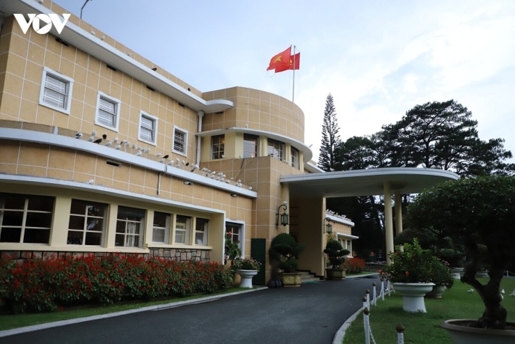 Dinh III Bảo Đại có diện tích khoảng 1000m2, xây 2 tầng với 26 phòng lớn nhỏ phục vụ cho sinh hoạt, làm việc và đón tiếp khách của gia đình hoàng gia.