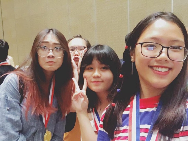 Nữ trợ lý ngôn ngữ tuyển bóng chuyền nữ Việt Nam luôn nổi bật trên sân bởi sự năng động, xinh đẹp.