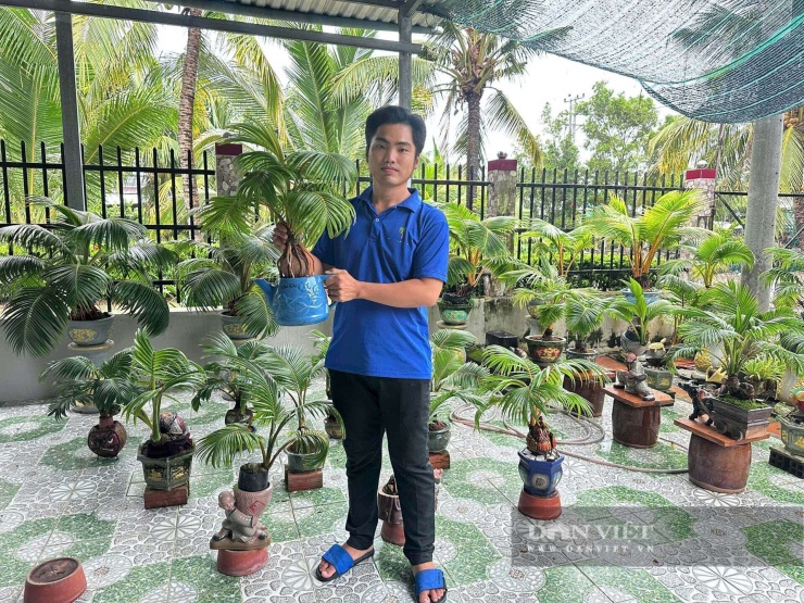 Anh Nguyễn Hữu Đang bên sản phẩm dừa bonsai. Ảnh: H.X