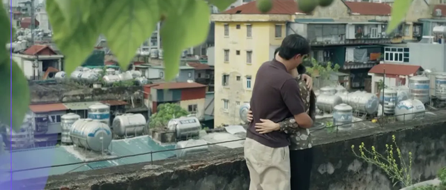 Tài và Nguyệt chia sẻ, an ủi nhau sau sự ra đi của bà Phụng. Ảnh VTV