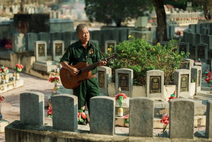 NSƯT Cao Minh trong vai ông Thời tại bối cảnh Nghĩa trang liệt sĩ Đồi 82.