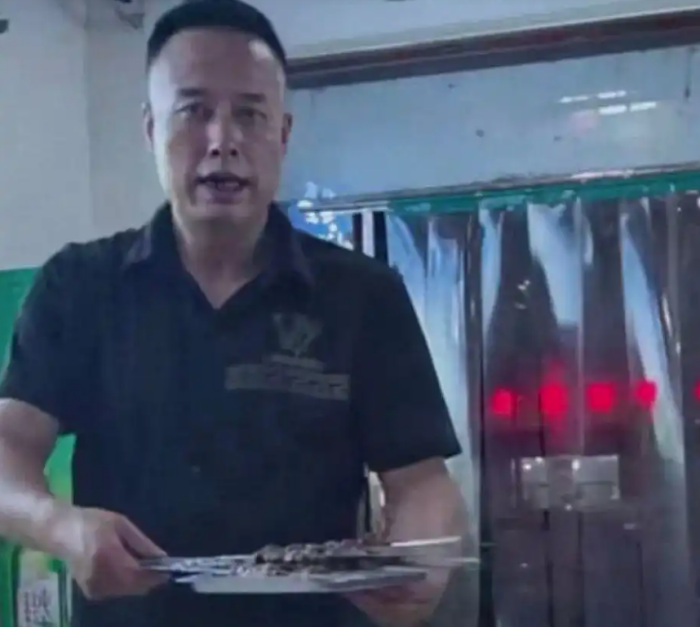 Uu tiên hàng đầu của anh là hoàn thành thật tốt công việc nướng thịt mỗi ngày. (Ảnh: WB)
