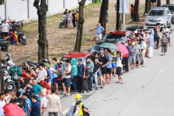 Hàng dài CĐV 'đội nắng' săn vé xem tuyển Việt Nam đấu Singapore