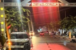 Ô tô con tông xe máy ở Lâm Đồng khiến 2 vợ chồng tử vong