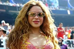 Shakira áp sát kỷ lục