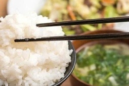 Bữa sáng ăn cơm nóng có gây nặng bụng?