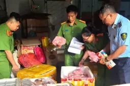 Phát hiện gần một tấn thịt heo, đùi gà hôi thối