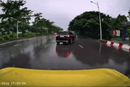 Clip: Ô tô Mercedes chuyển làn ẩu, bị xe máy húc vào đuôi