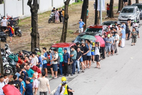 Hàng dài CĐV 'đội nắng' săn vé xem tuyển Việt Nam đấu Singapore