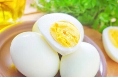 Trứng luộc để qua đêm: Ăn được hay nên bỏ?